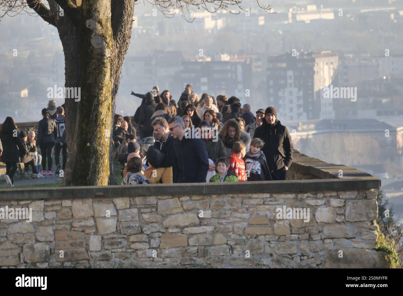 bergamo-italy-28th-dec-2024-temperatures-above-the-seasonal-average
