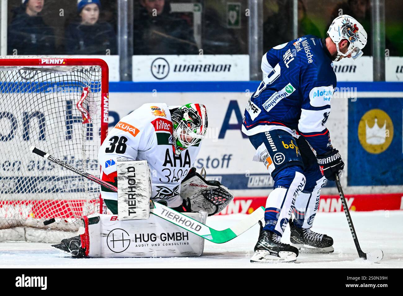 Eric Cornel (Iserlohn Roosters, 18) Strauss Mann (Augsburger Panther