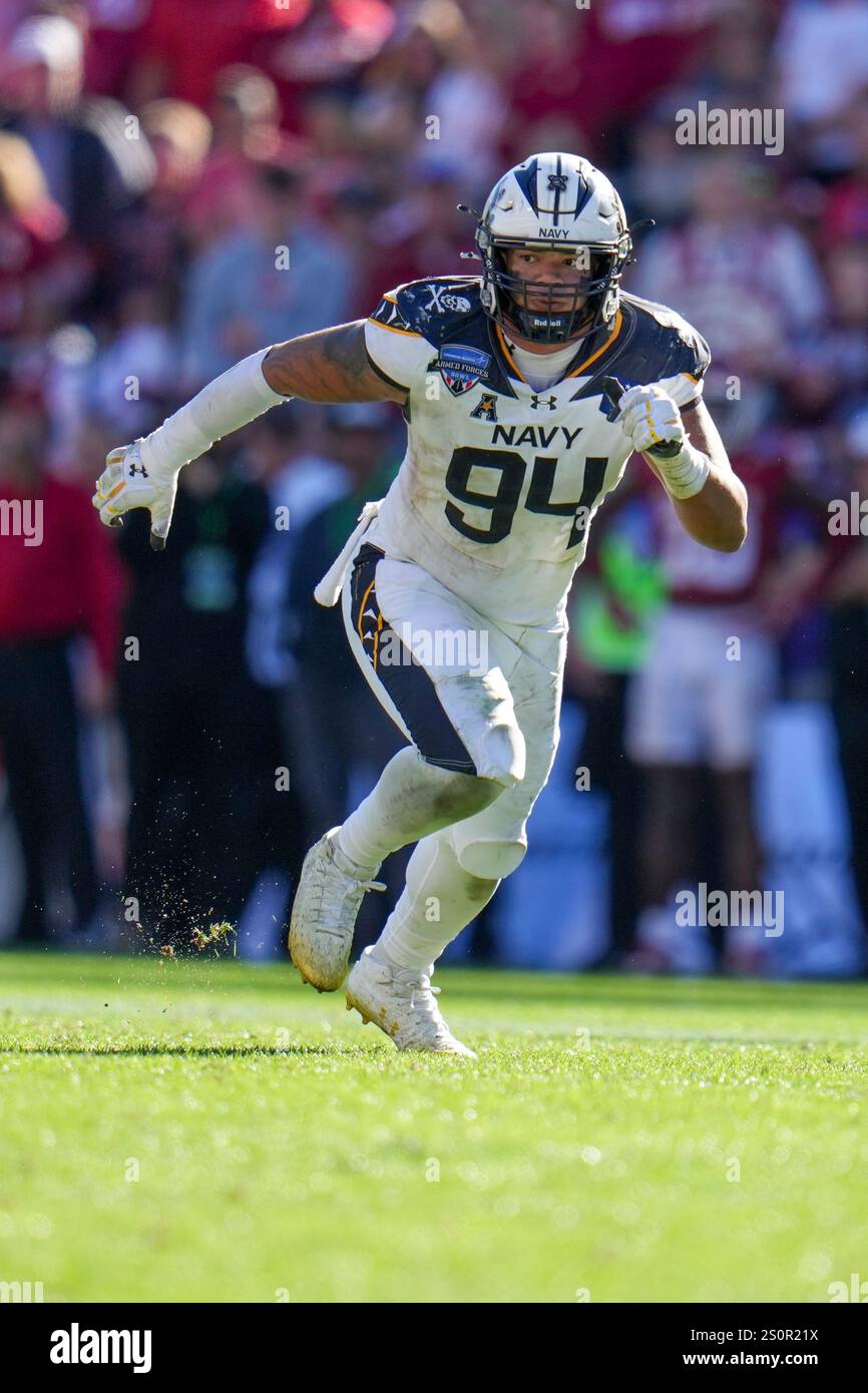 Navy defensive end Justin Reed rushes in during the second half of the ...