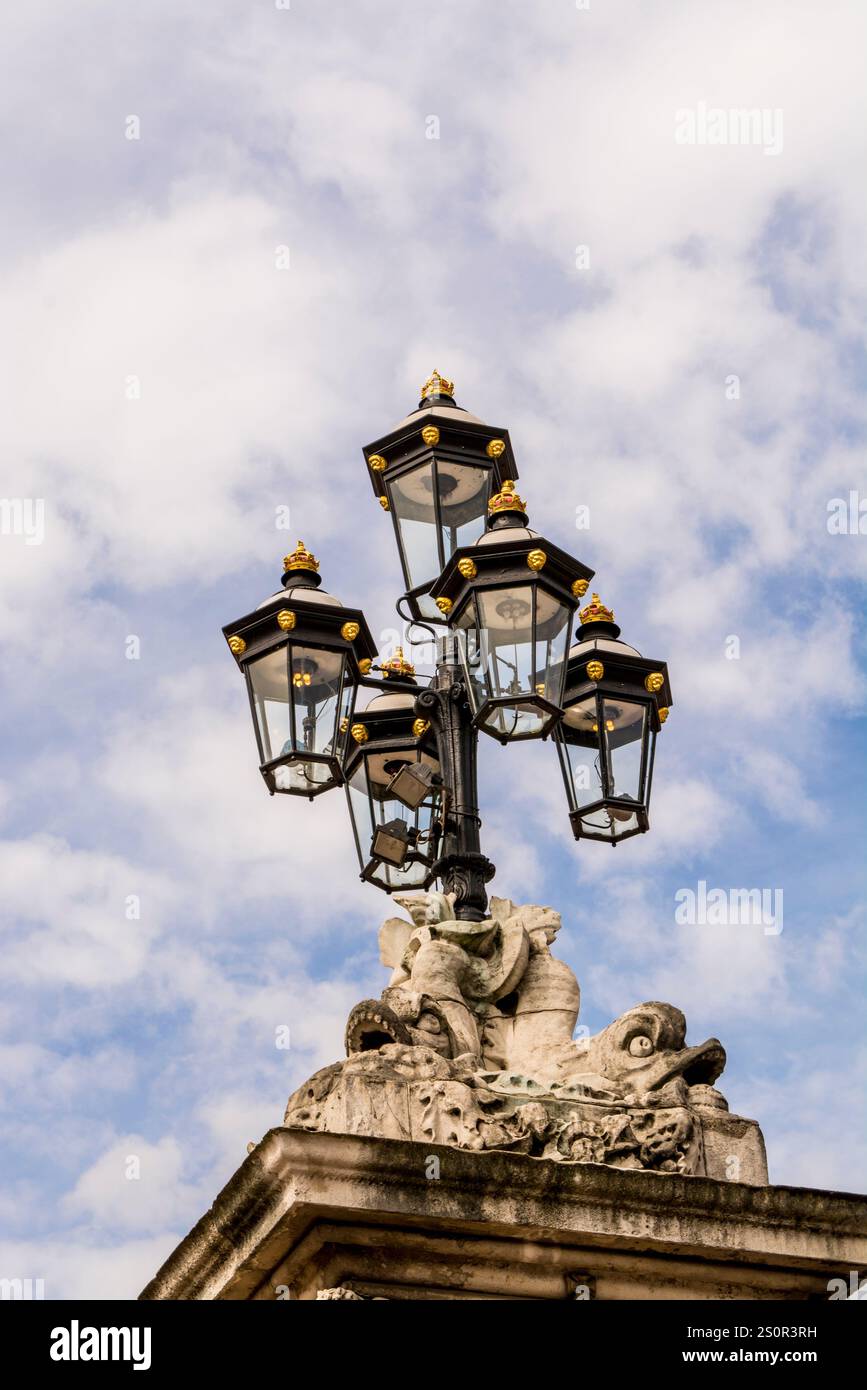 Main gate buckingham palace hi-res stock photography and images - Alamy