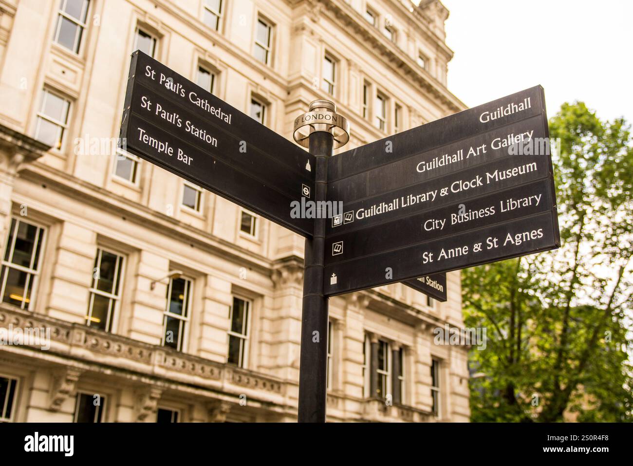 Signpost london hi-res stock photography and images - Alamy