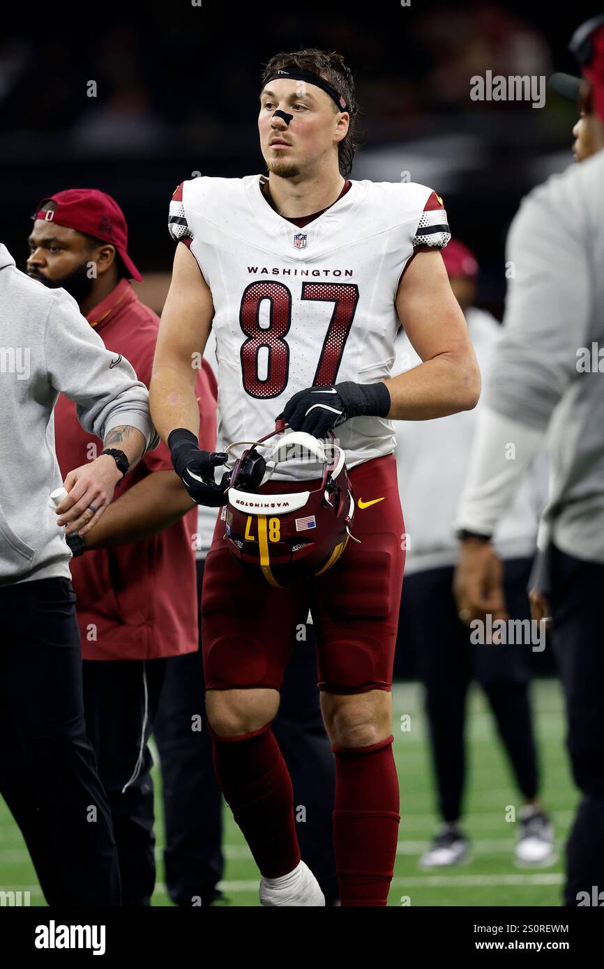 Washington Commanders tight end John Bates (87) waits for play to ...