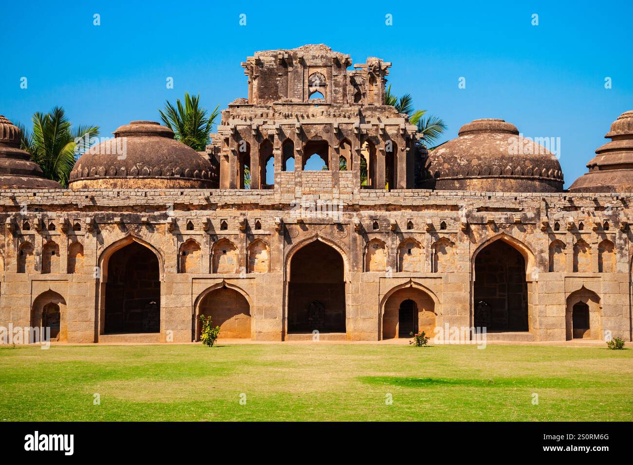 Elephant Stables, part of the Zanana Enclosures at Hampi, the centre of the Hindu Vijayanagara Empire in Karnataka, India Stock Photo