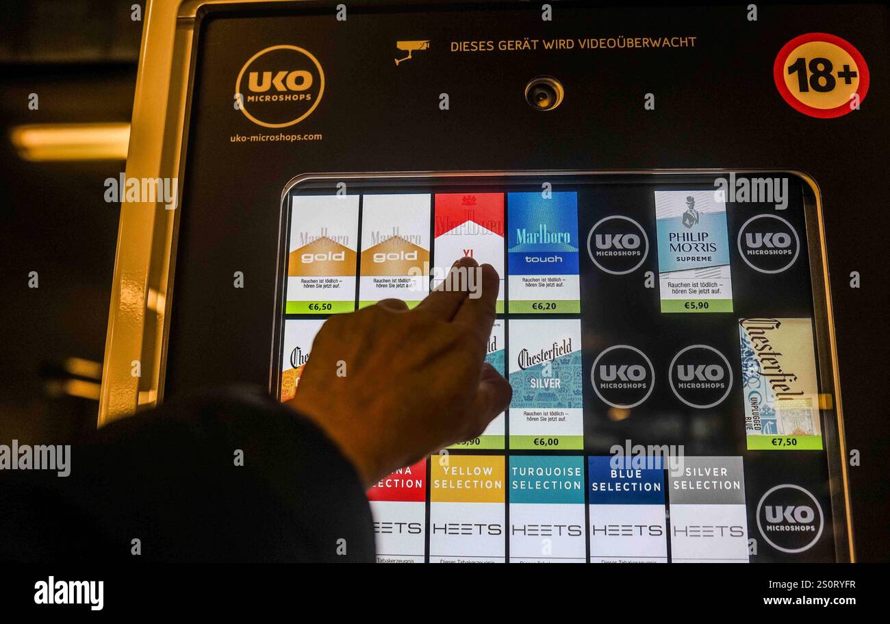 29.12.2024, Handenberg, AUT, Unterwegs in Obersterreich, Themenbild,  Verschiedene Themenbilder, Symbolbild, Rauchen, Zigaretten, im Bild ein  Zigarettenautomat, Digitaler Zigarettenautomat, Digital, Feature, Automat,  Zigaretten, Automat ...