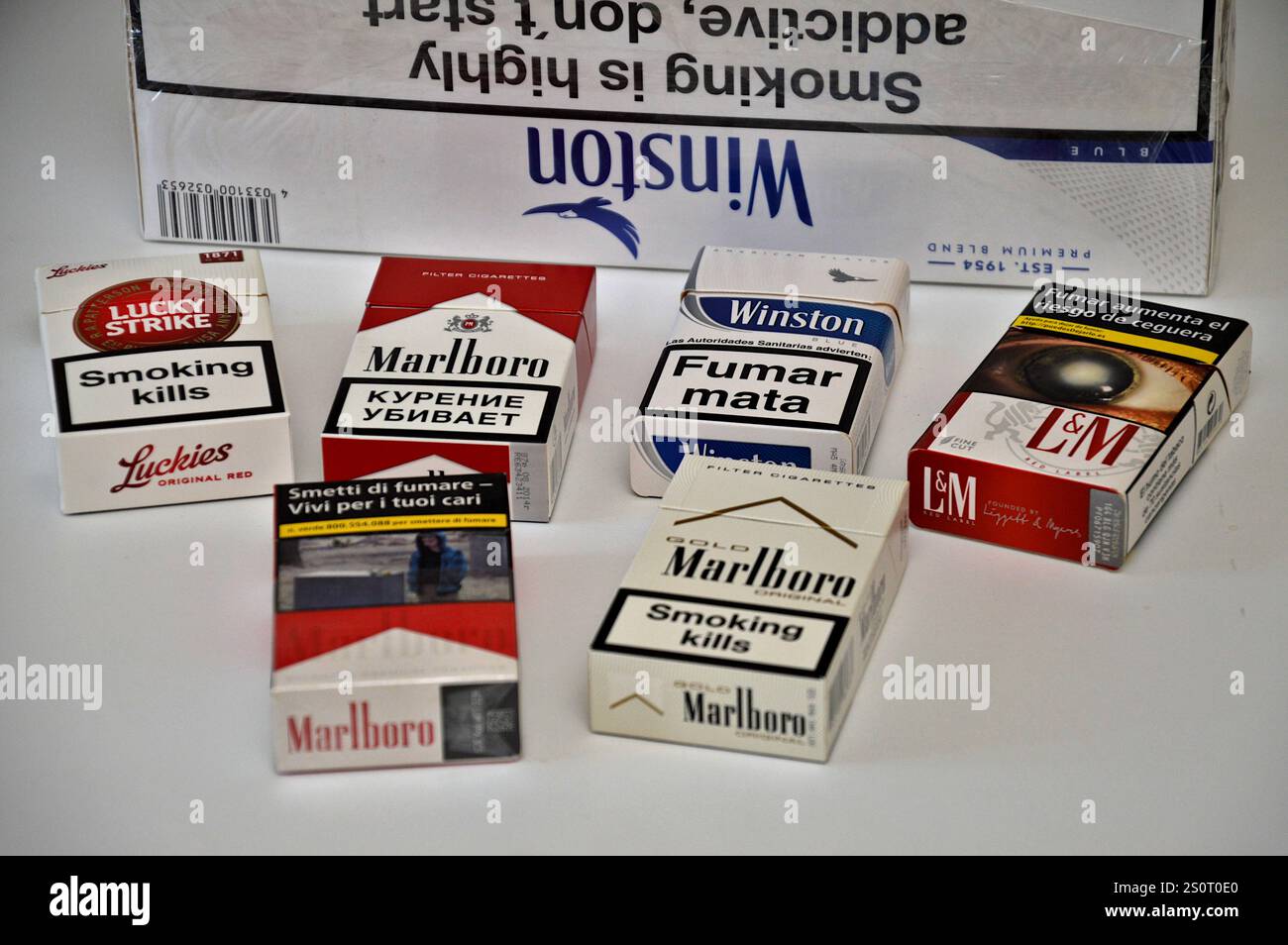 cigarette price turkey 2025 Cigarette packs display hi-res stock photography and images