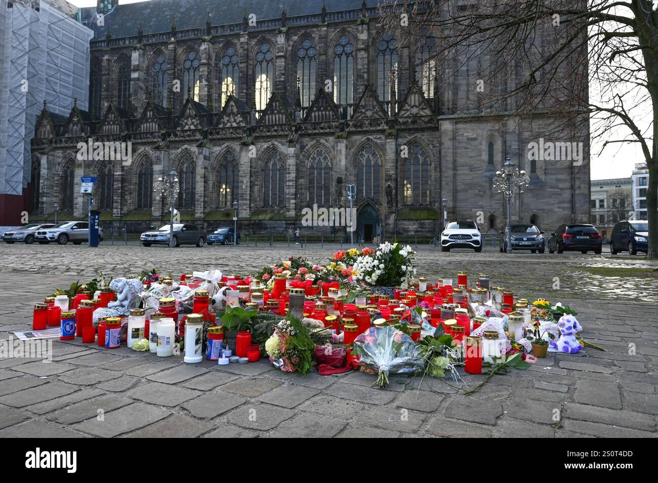 29 December 2024, Saxony-Anhalt, Magdeburg: Flowers and candles are