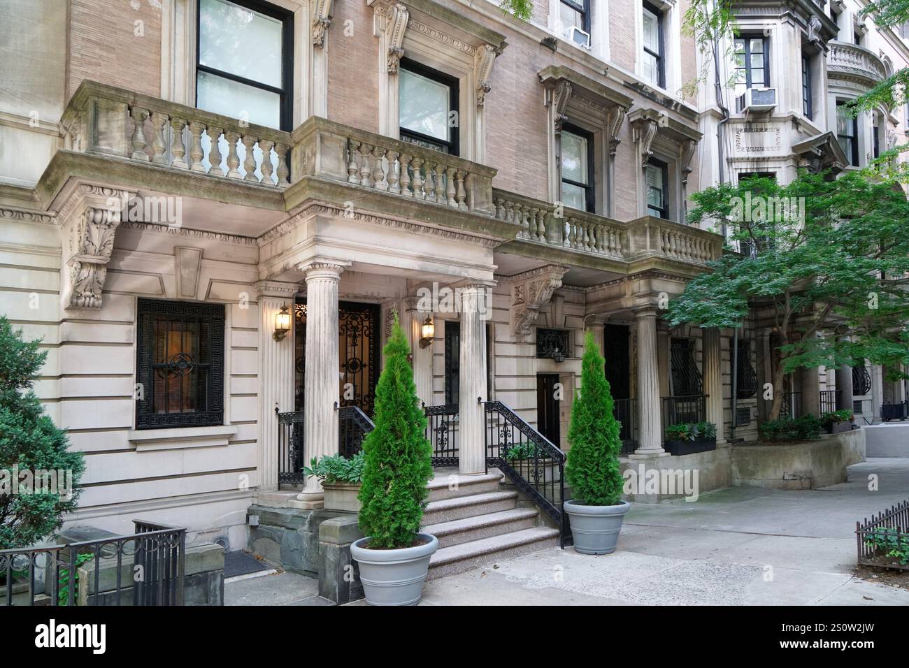 Elegant old townhouses or apartment buildings in French Beaux-Arts ... - Luxury Historic Apartment Buildings In Manhattan