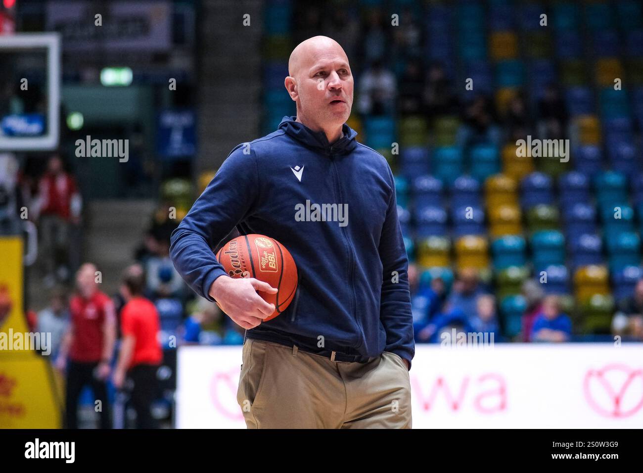 Denis Wucherer (Frankfurt Skyliners, HeadCoach) vor dem Spiel, GER