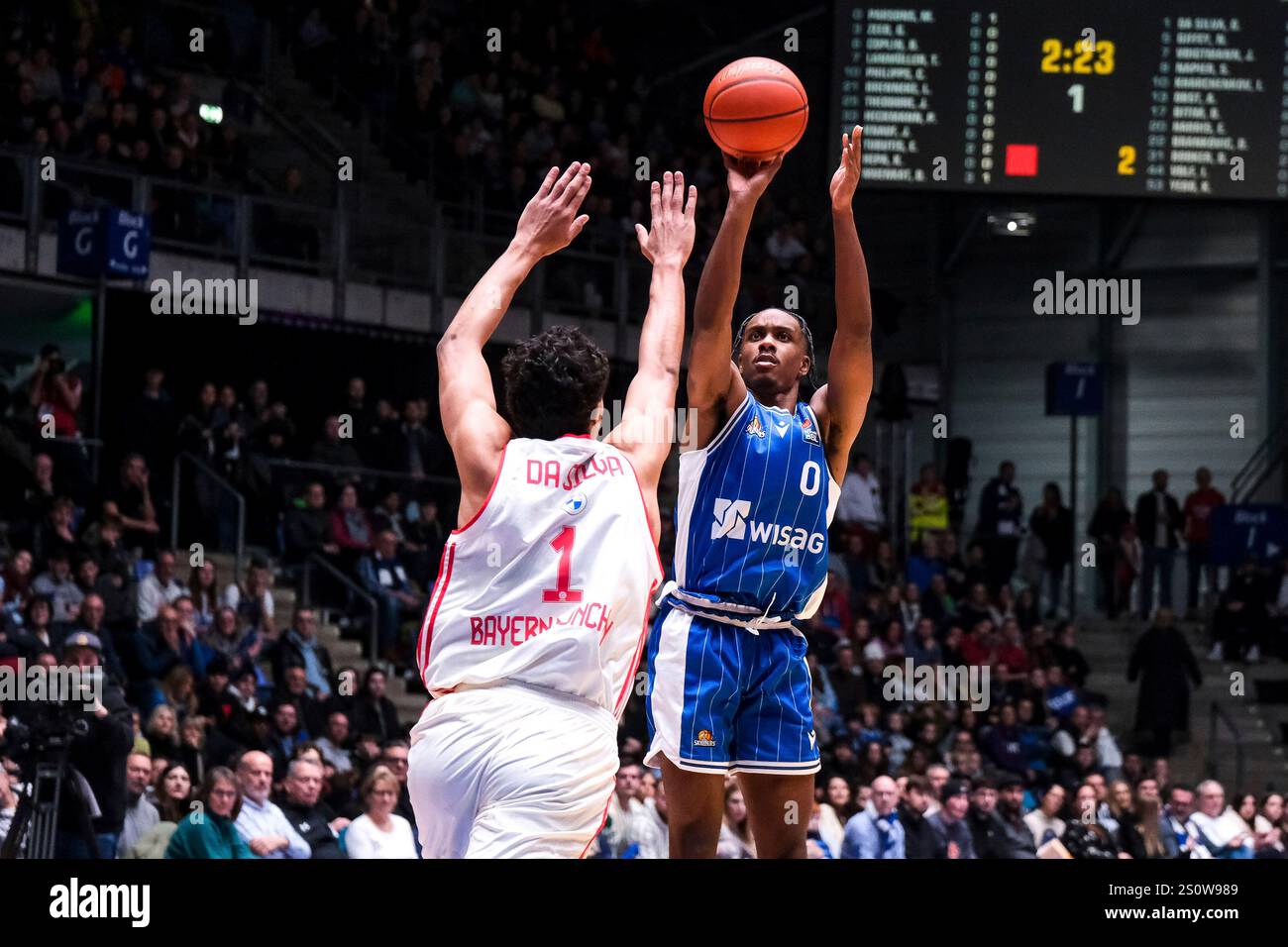Malik Parsons (Frankfurt Skyliners, 00) beim Wurf, davor Oscar da
