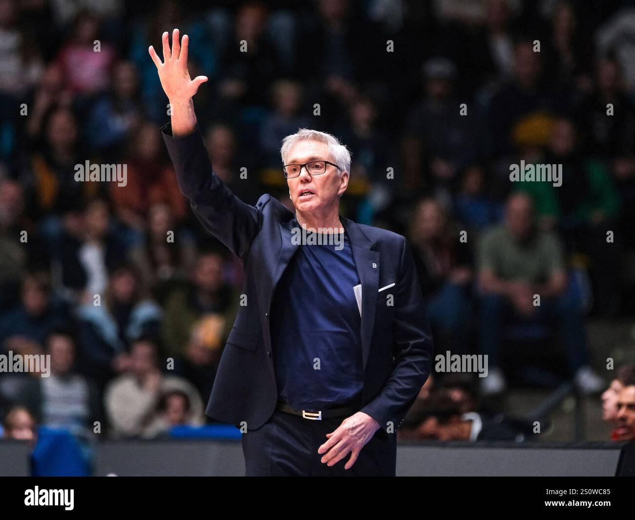 Gordon Herbert (FC Bayern Basketball, ChefTrainer) gestikuliert, GER