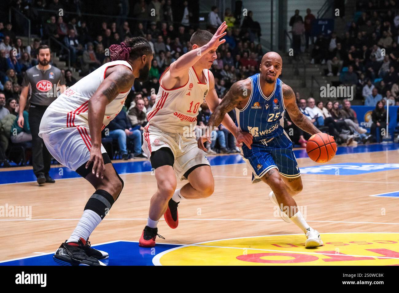 Ivan Kharchenkov (FC Bayern Basketball, 10) im Zweikampf mit Jordan