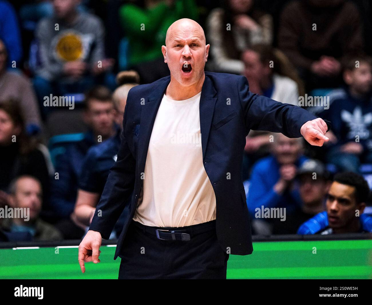 Denis Wucherer (Frankfurt Skyliners, HeadCoach) gestikuliert, GER