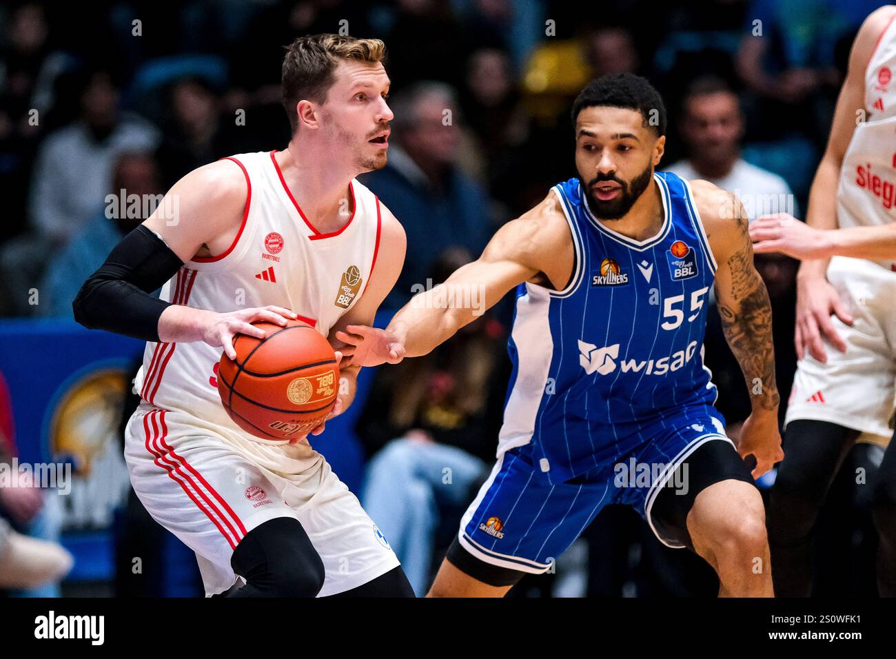 Andreas Obst (FC Bayern Basketball, 13) im Zweikampf mit David Muenkat