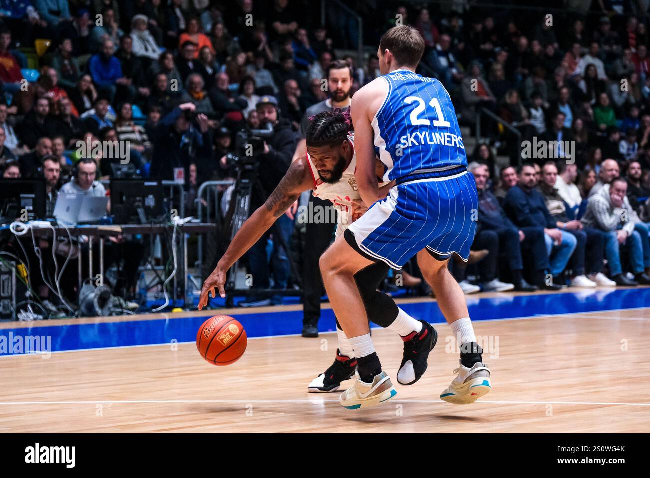 Devin Booker (FC Bayern Basketball, 31) im Zweikampf mit Lorenz