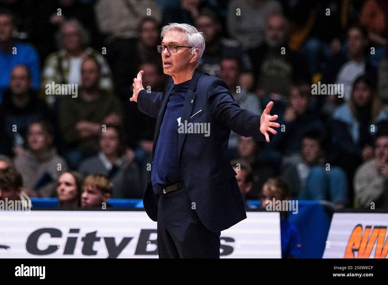 Gordon Herbert(FC Bayern Basketball, ChefTrainer) gestikuliert, GER
