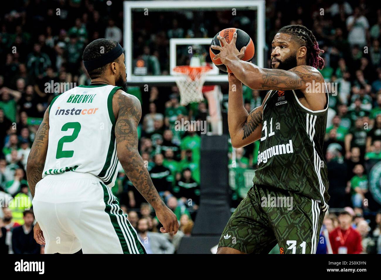 Lorenzo Brown (Panathinaikos AKTOR Athens, 2), Devin Booker (FC Bayern M?nchen, 31) am Ball Turkish Airlines EuroLeague: FC Bayern M?nchen - Panathinaikos AKTOR Athens; M?nchen, SAP Garden am 27.12.2024 Stock Photo