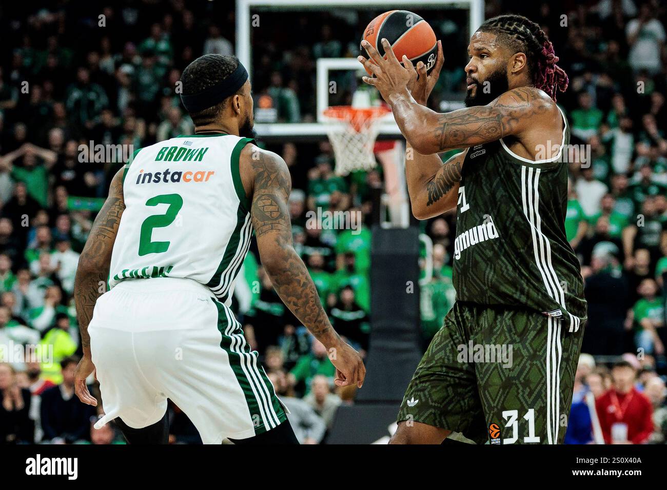 Lorenzo Brown (Panathinaikos AKTOR Athens, 2), Devin Booker (FC Bayern M?nchen, 31) am Ball Turkish Airlines EuroLeague: FC Bayern M?nchen - Panathinaikos AKTOR Athens; M?nchen, SAP Garden am 27.12.2024 Stock Photo