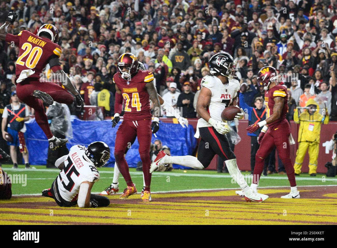 Atlanta Falcons running back Bijan Robinson (7) scores a touchdown