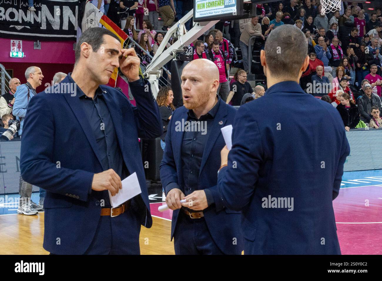 Die Mannschaft und die Offiziellen der Telekom Baskets Bonn bedanken