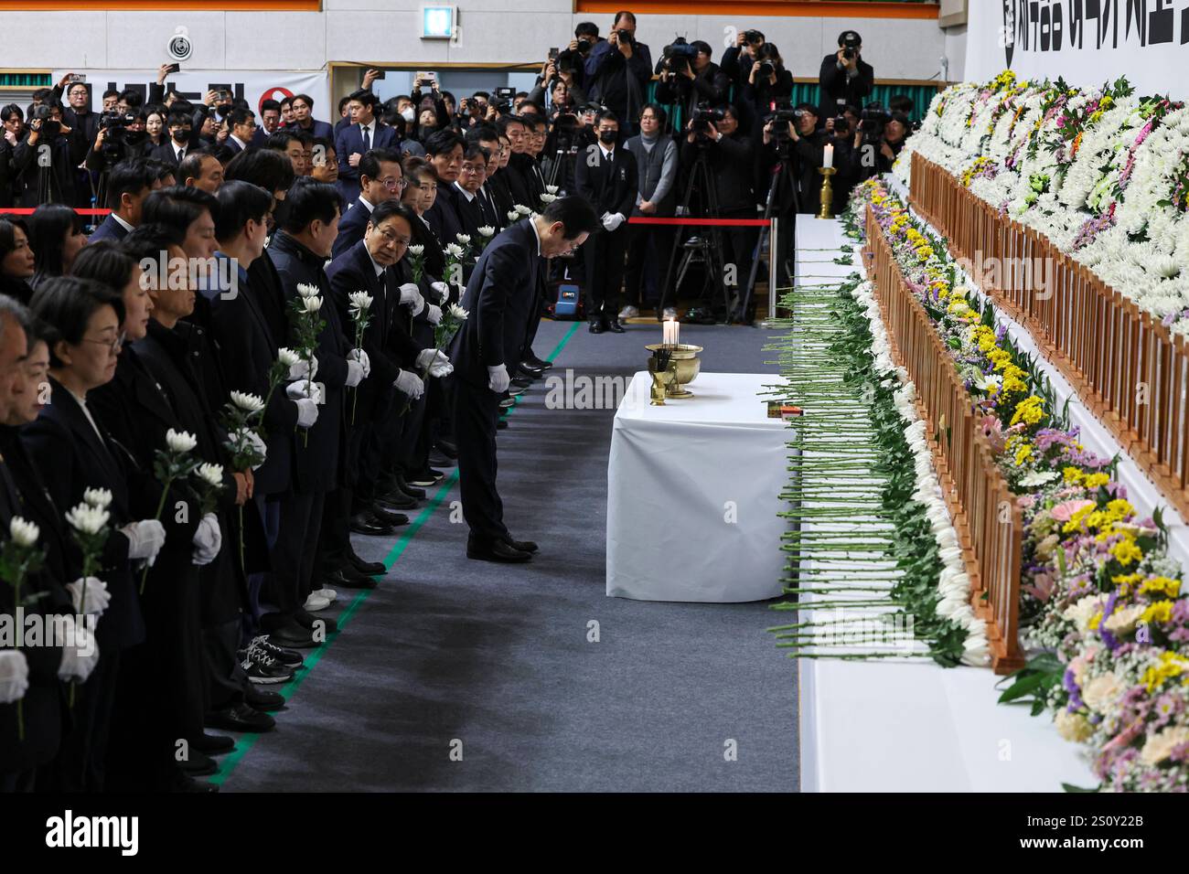 Plane fire in Maun, South Korea Bereaved family members pay tribute at