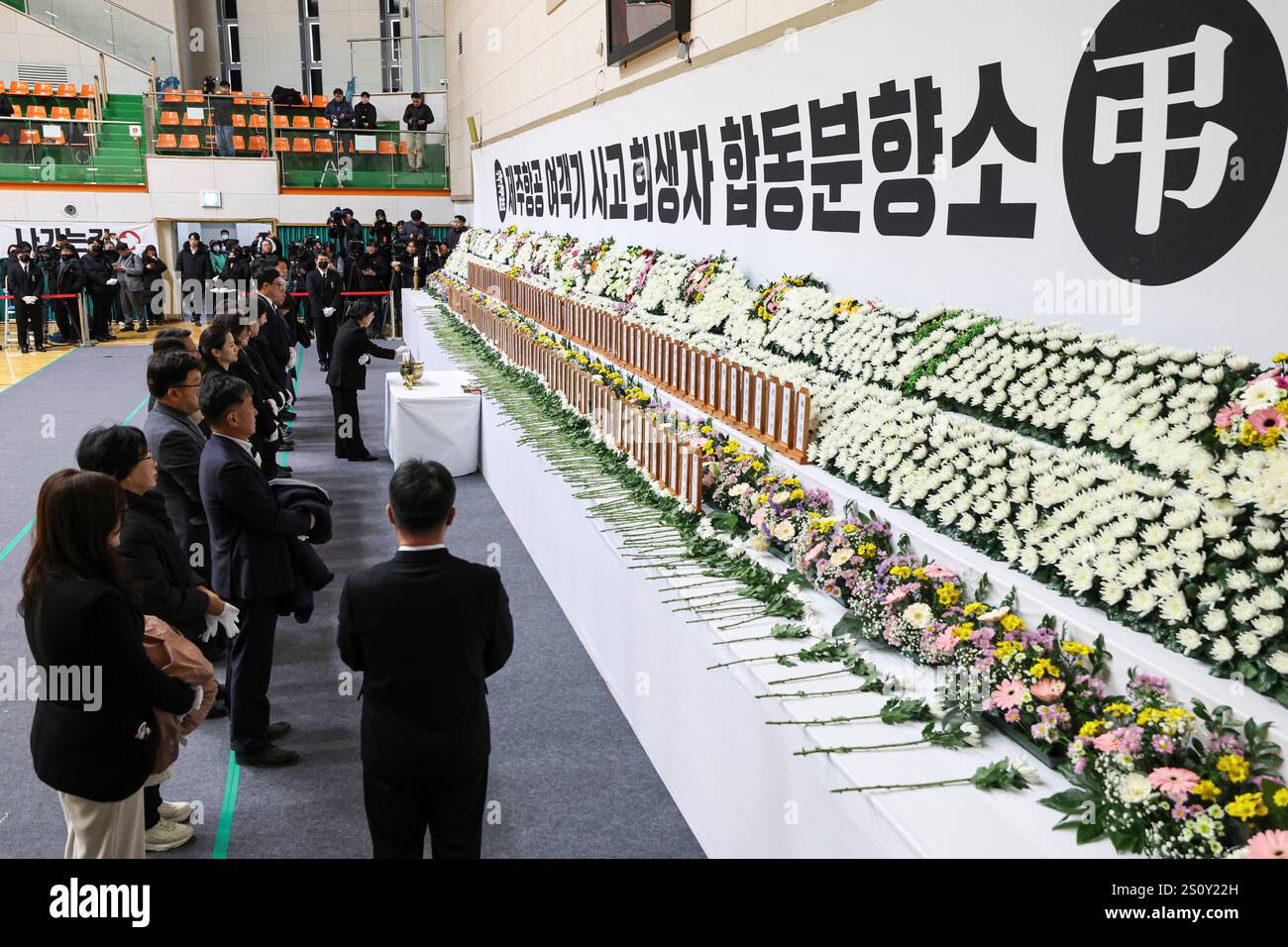 Plane fire in Maun, South Korea Bereaved family members pay tribute at