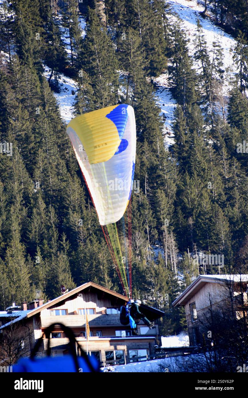 Gleitschirm Gleiter Oberstdorf 29.12.2024 Oberstdorf *** Paraglider