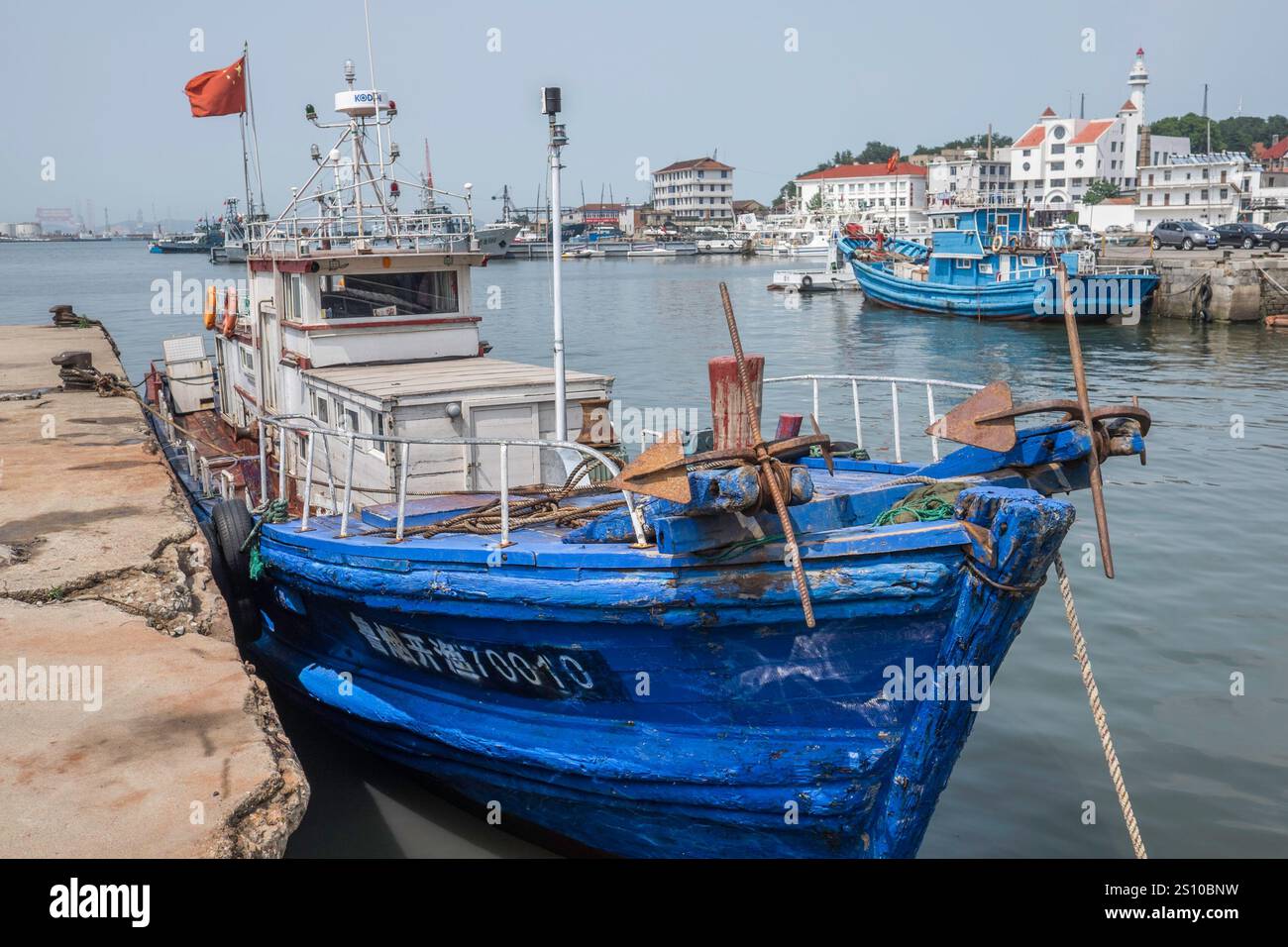 Traditional chinese fishing boat hi-res stock photography and images ...