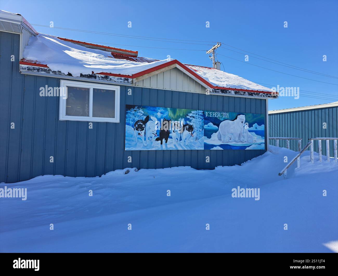 Ice berg Inn mural of polar bears and sled dogs on Kelsey Boulevard in Churchill, Manitoba, Canada Stock Photo
