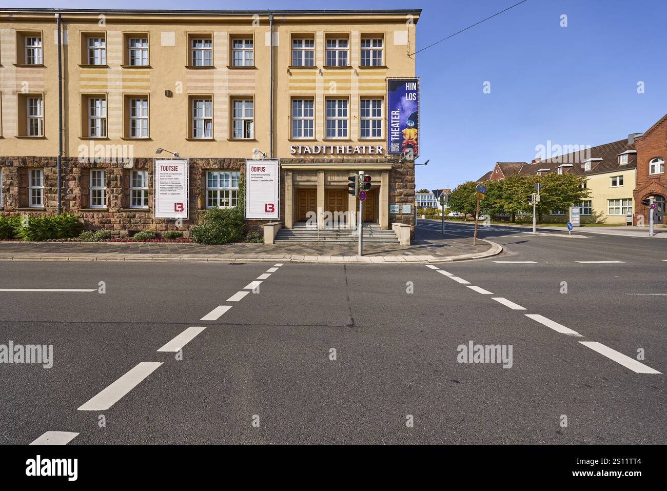 Stadttheater Landesbuehne Niedersachsen Nord, pedestrian crossing with traffic lights, intersection of Peterstrasse and Virchowstrasse, Wilhelmshaven Stock Photo