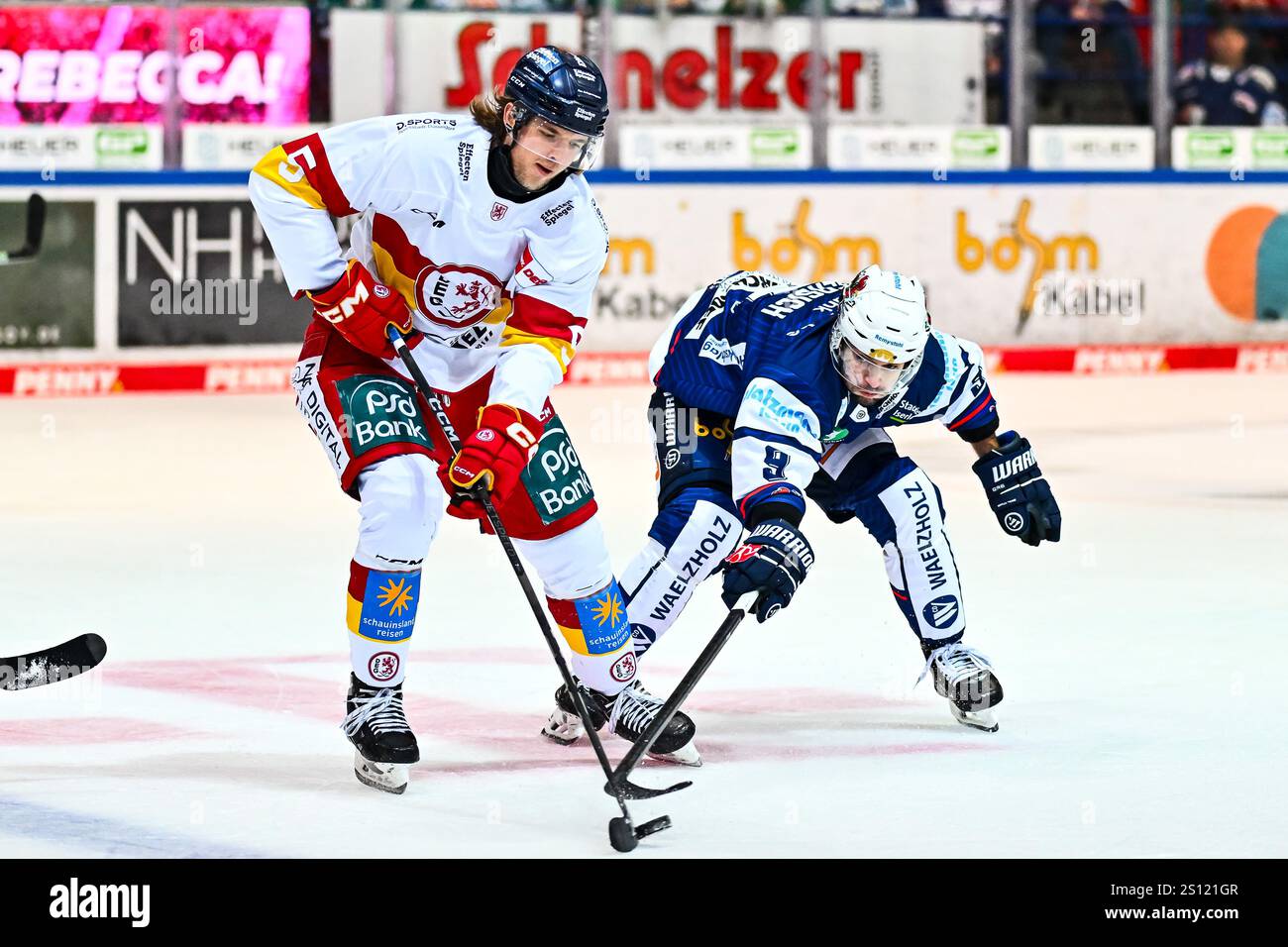 Moritz Wirth (Duesseldorfer EG, #5) Shane Gersich (Iserlohn Roosters, #9),  GER, Iserlohn Roosters vs. Duesseldorfer EG, Eishockey, Penny-DEL, 32. Spieltag, Spielzeit 2024/2025, 30.12.2024,  Foto: Jonas Brockmann/Eibner-Pressefoto Stock Photo