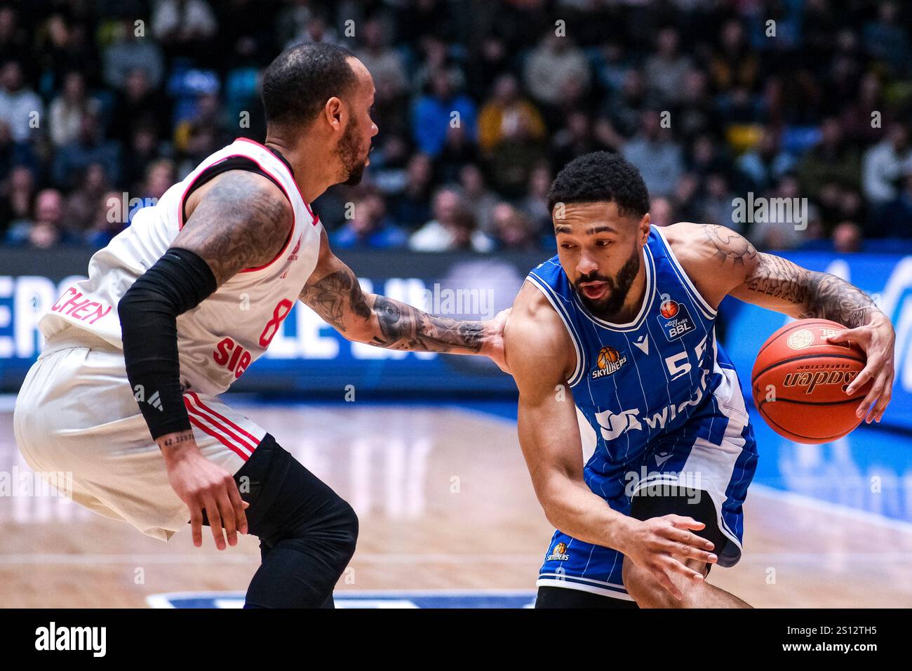 Shabazz Napier (FC Bayern Basketball, 08) im Zweikampf mit David