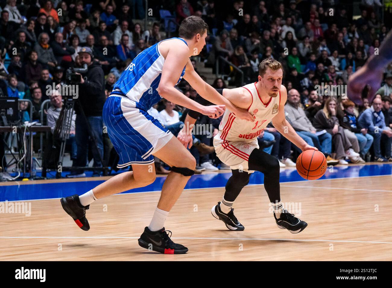 Jordan Theodore (Frankfurt Skyliners, 25) im Zweikampf mit Andreas