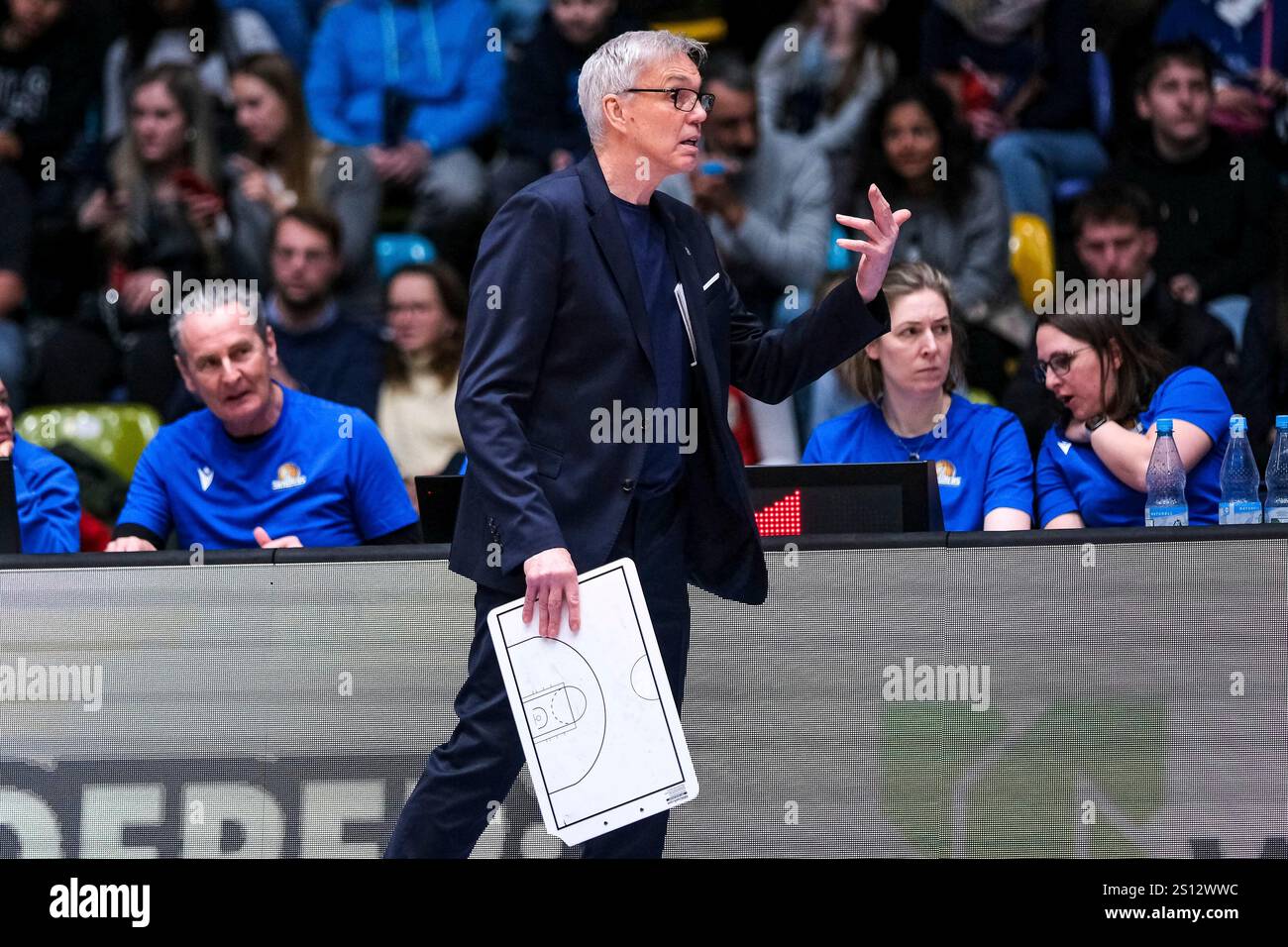 Gordon Herbert (FC Bayern Basketball, ChefTrainer) gestikuliert, GER