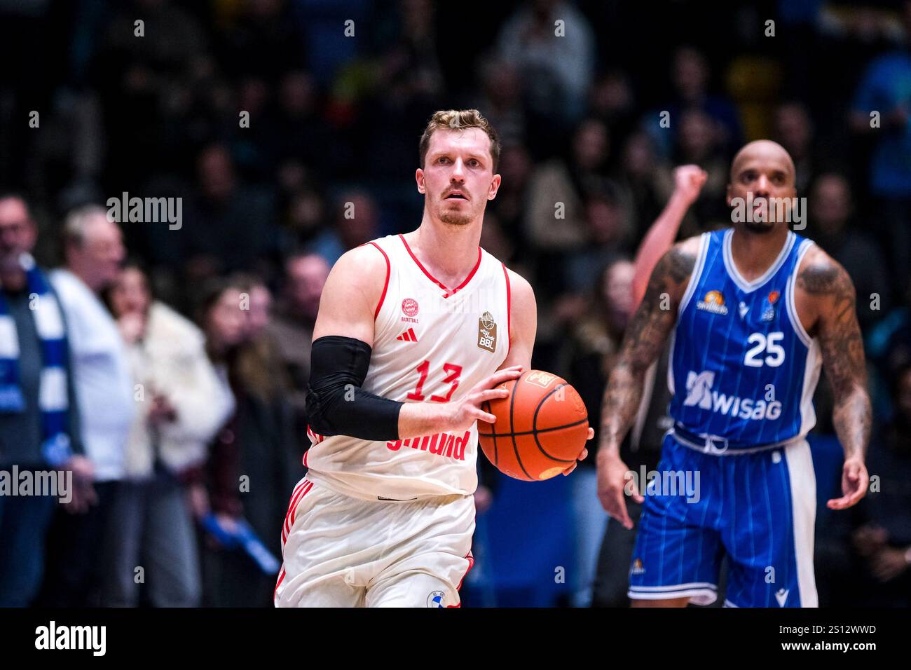 Andreas Obst (FC Bayern Basketball, 13) am Ball, dahinter Jordan