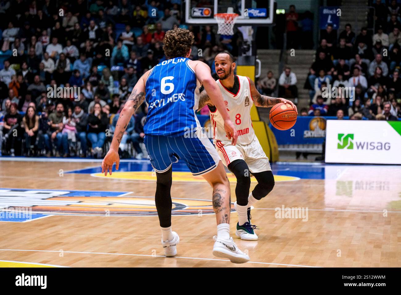 Shabazz Napier (FC Bayern Basketball, 08) am Ball, davor Booker Coplin