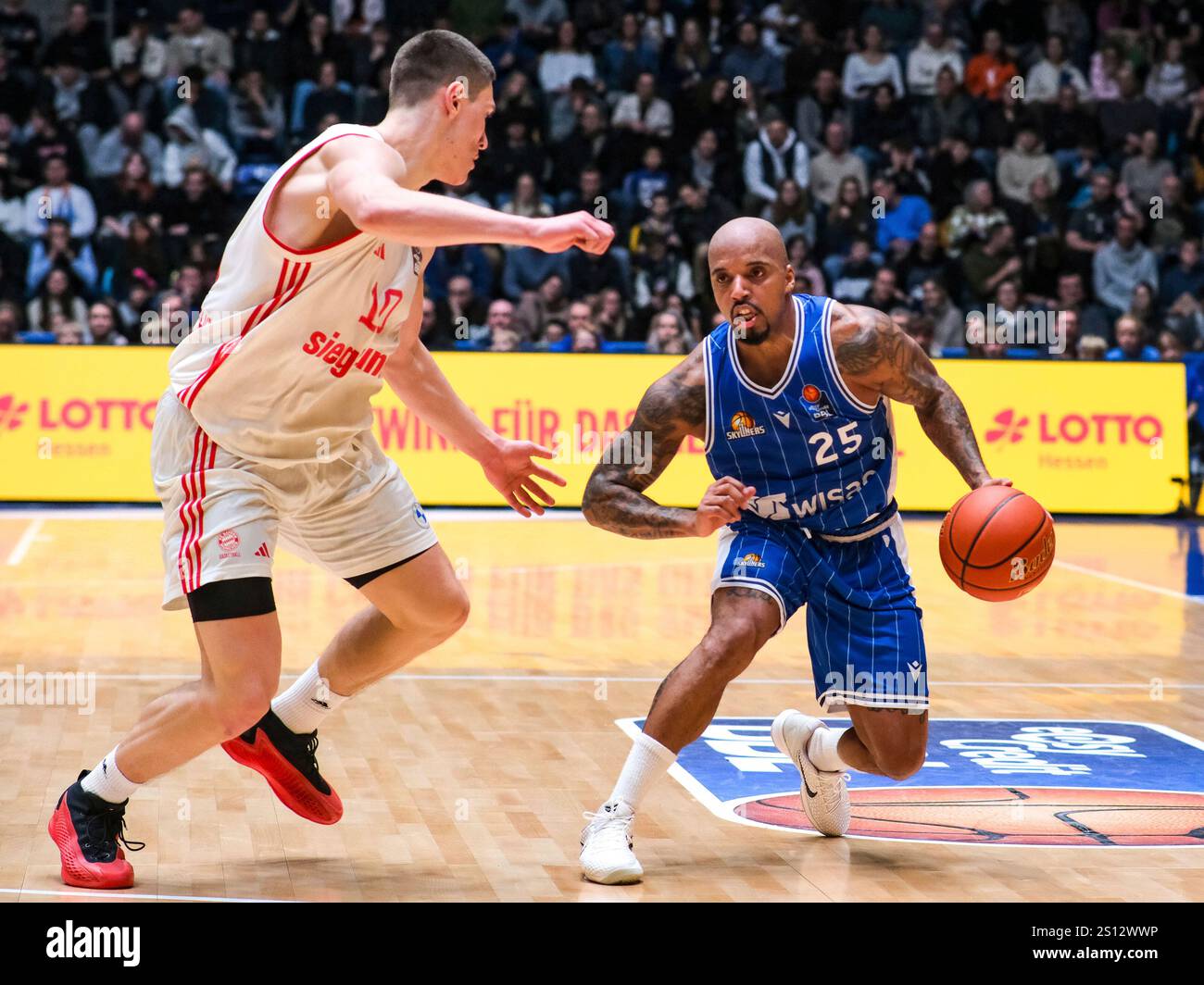 Ivan Kharchenkov (FC Bayern Basketball, 10) im Zweikampf mit Jordan