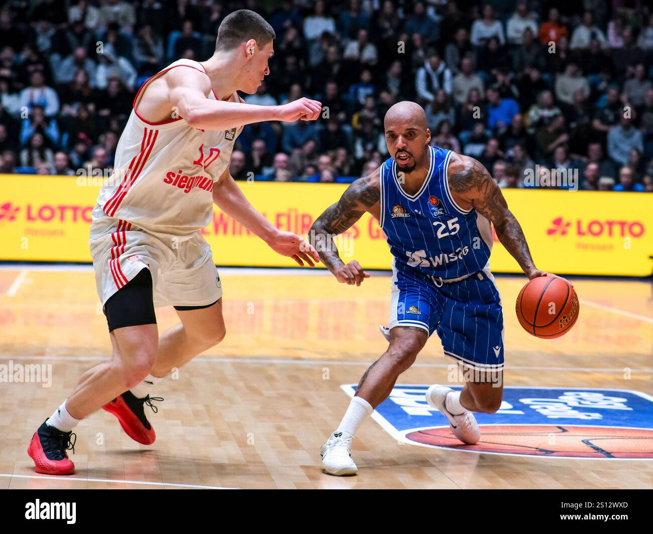 Ivan Kharchenkov (FC Bayern Basketball, 10) im Zweikampf mit Jordan Theodore (Frankfurt