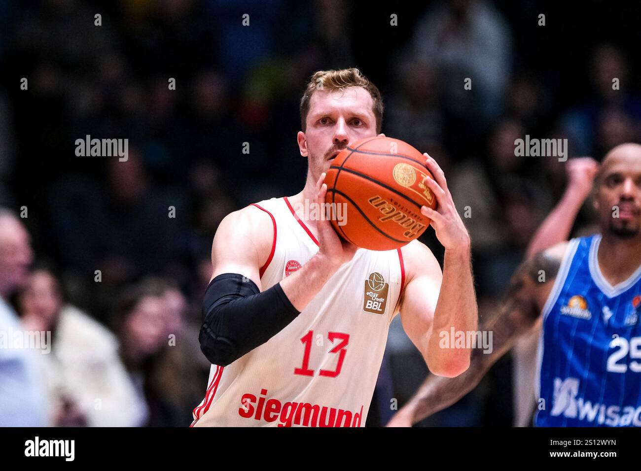 Andreas Obst (FC Bayern Basketball, 13) am Ball, dahinter Jordan Theodore (Frankfurt Skyliners