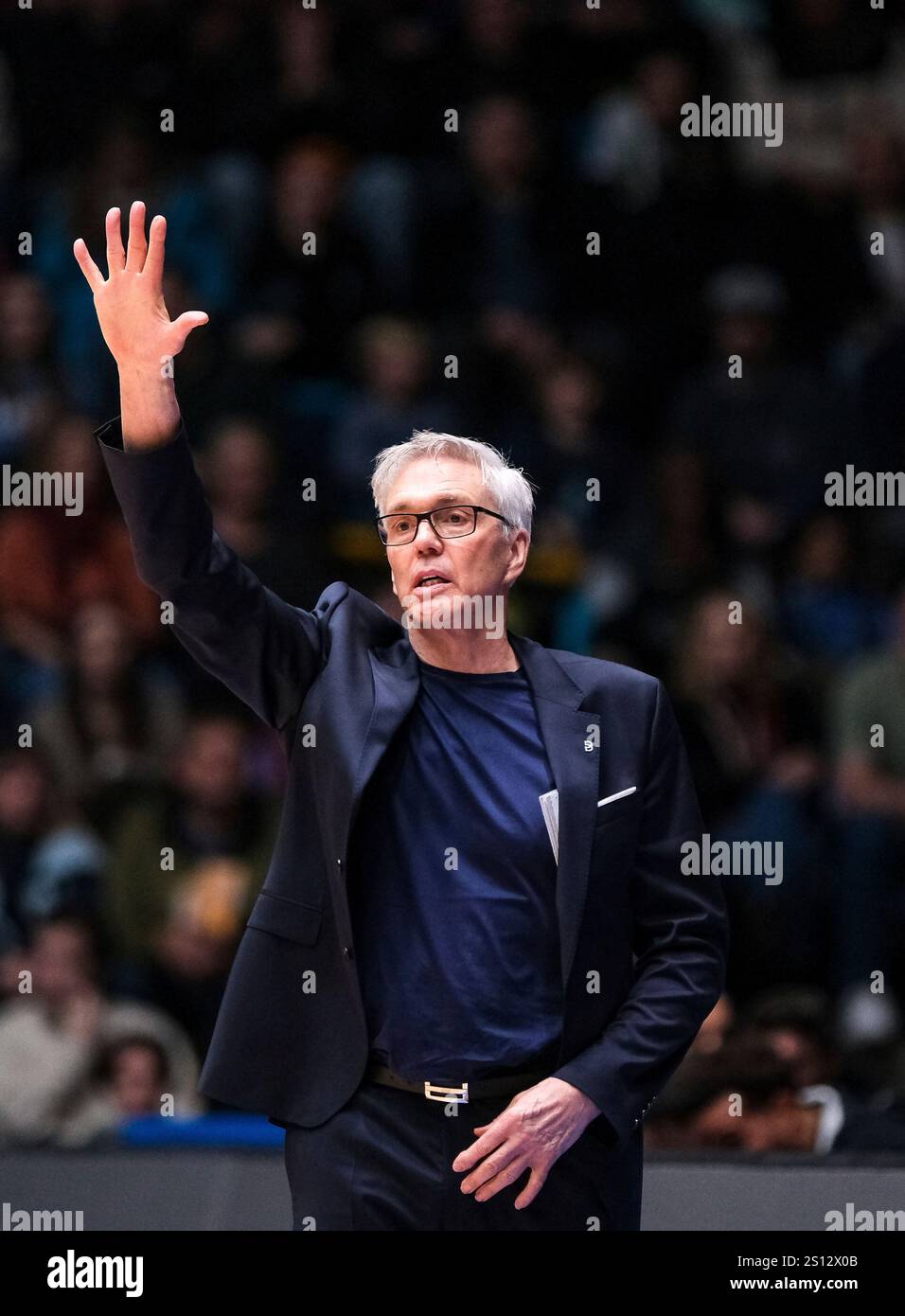 Gordon Herbert (FC Bayern Basketball, ChefTrainer) gestikuliert, GER