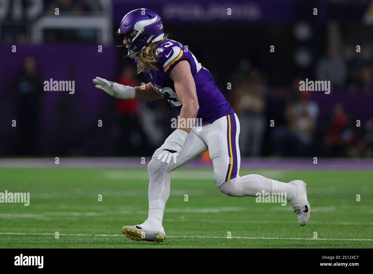 Minnesota Vikings linebacker Andrew Van Ginkel moves across the field