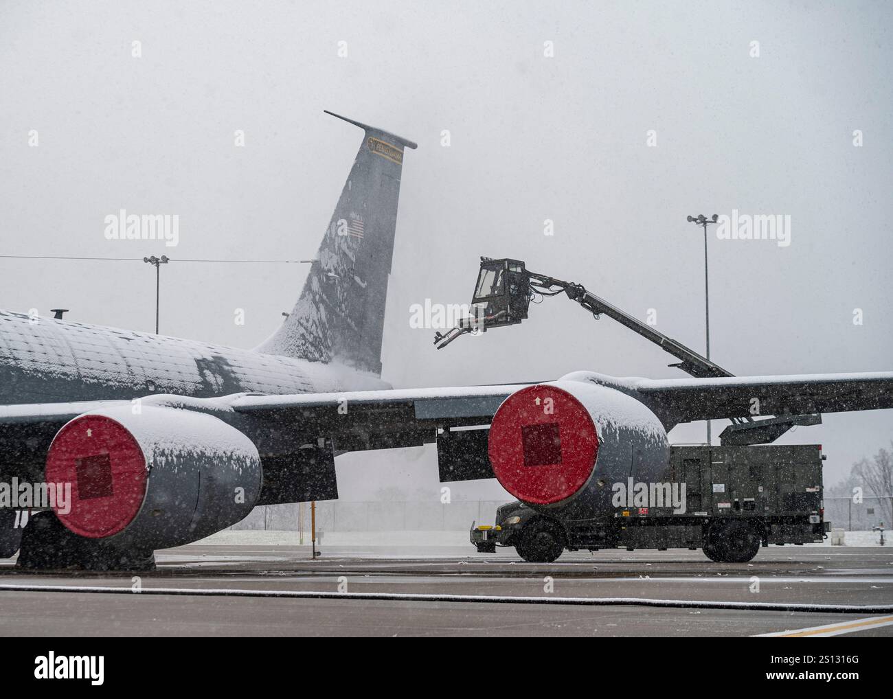 A guardsman assigned to the 171st Maintenance Group uses a deicer vehicle to blow the snow off of a KC-135 Stratotanker aircraft Dec. 20, 2024, at the 171st Air Refueling Wing near Pittsburgh, Pennsylvania. The aircraft has to be clear of snow and ice before takeoff.  (U.S. Air National Guard photo by Tech. Sgt. Zoe M. Wockenfuss) Stock Photo