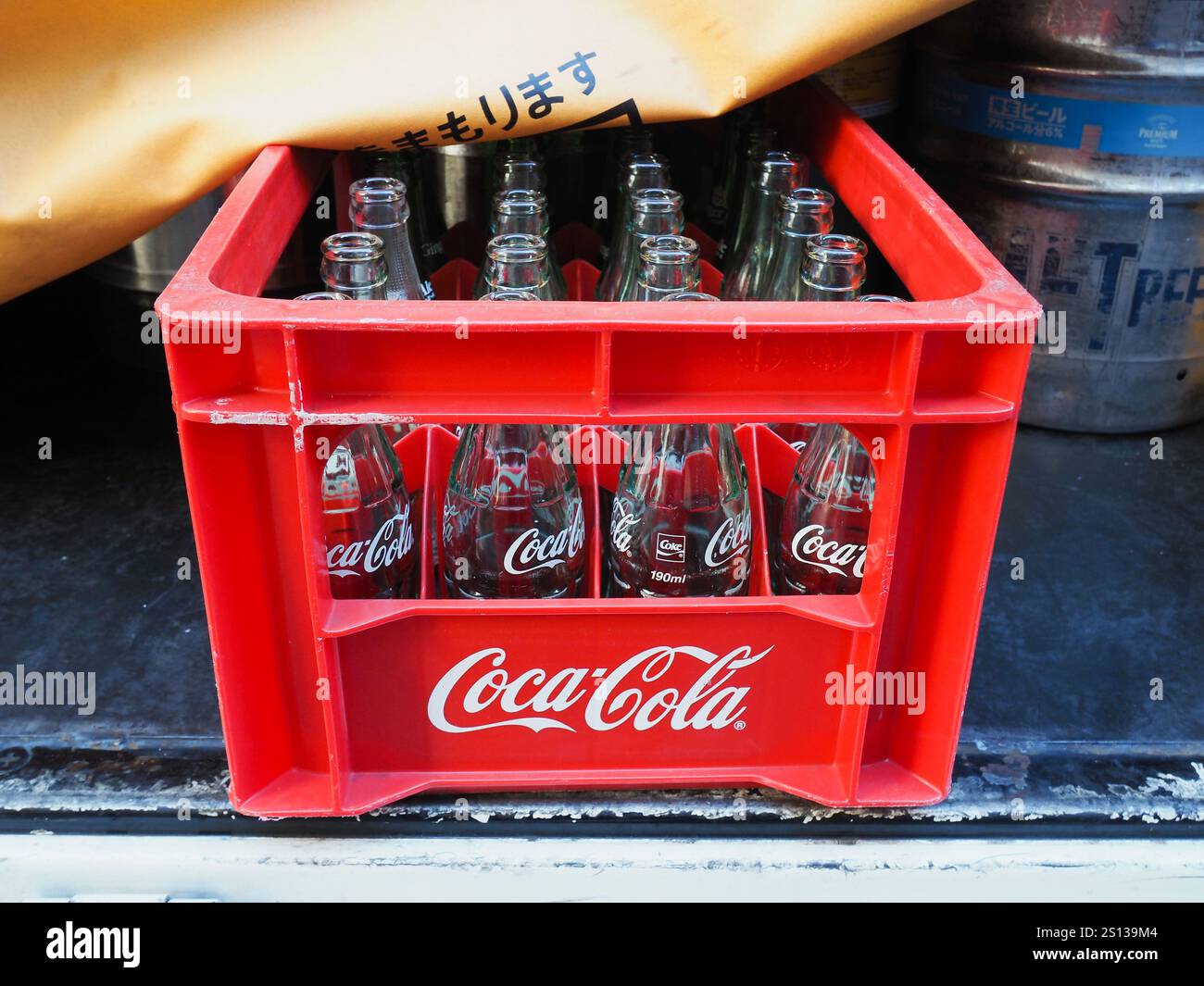 Apparition de 9 bouteilles de coca cola en verre (fake) + boîte et étiquettes