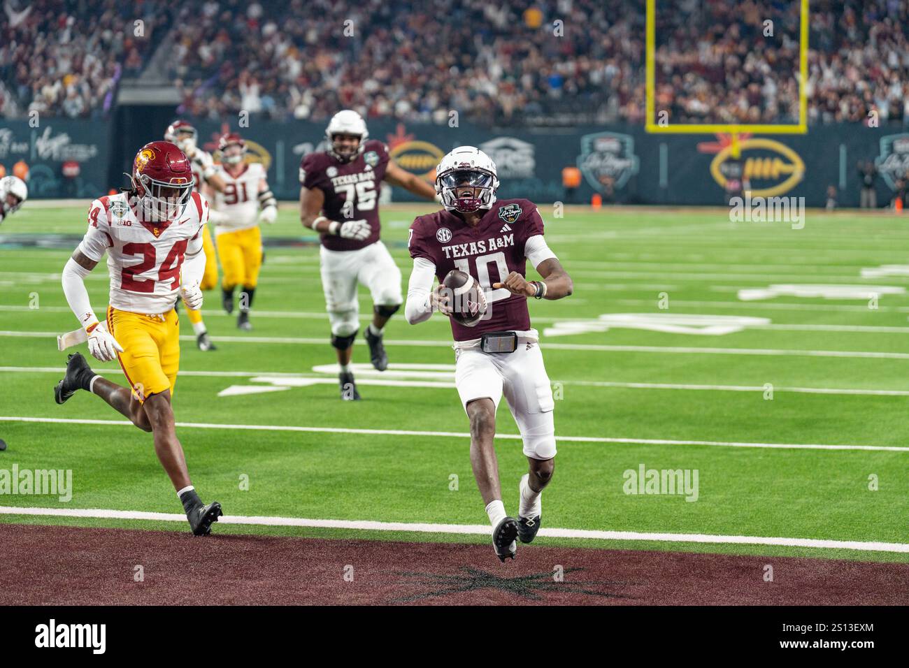 Texas A&M Aggies Quarterback Marcel Reed (10) rushes for a touchdown ...