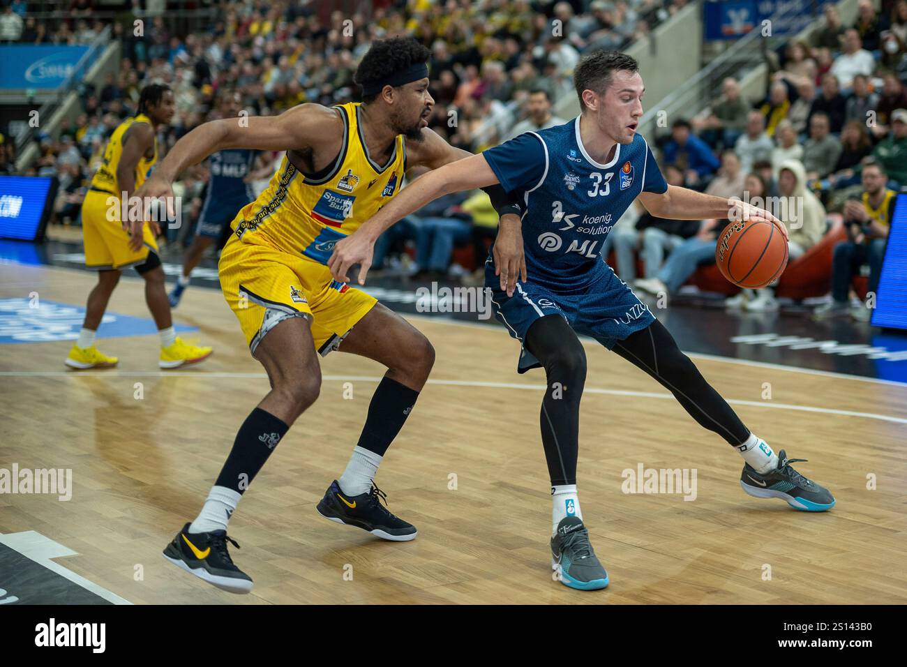 Justin Simon (MHP Riesen Ludwigsburg, #05), Ryan Mikesell (MLP ...