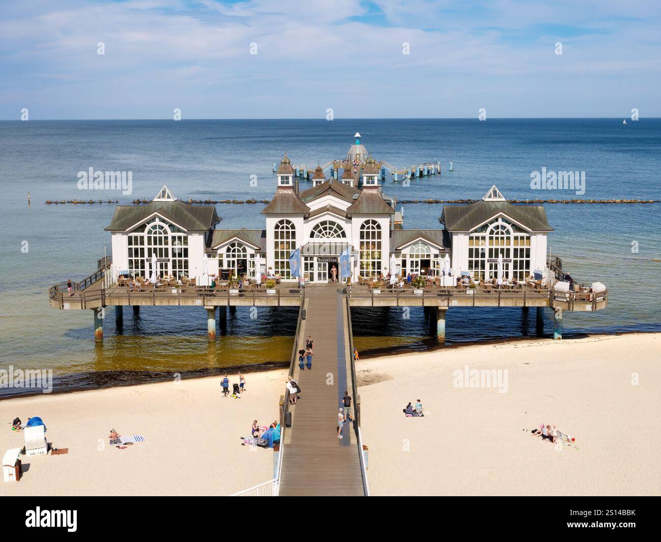 sellin-pier-a-t-shaped-structure-in-the-baltic-sea-with-a-spa