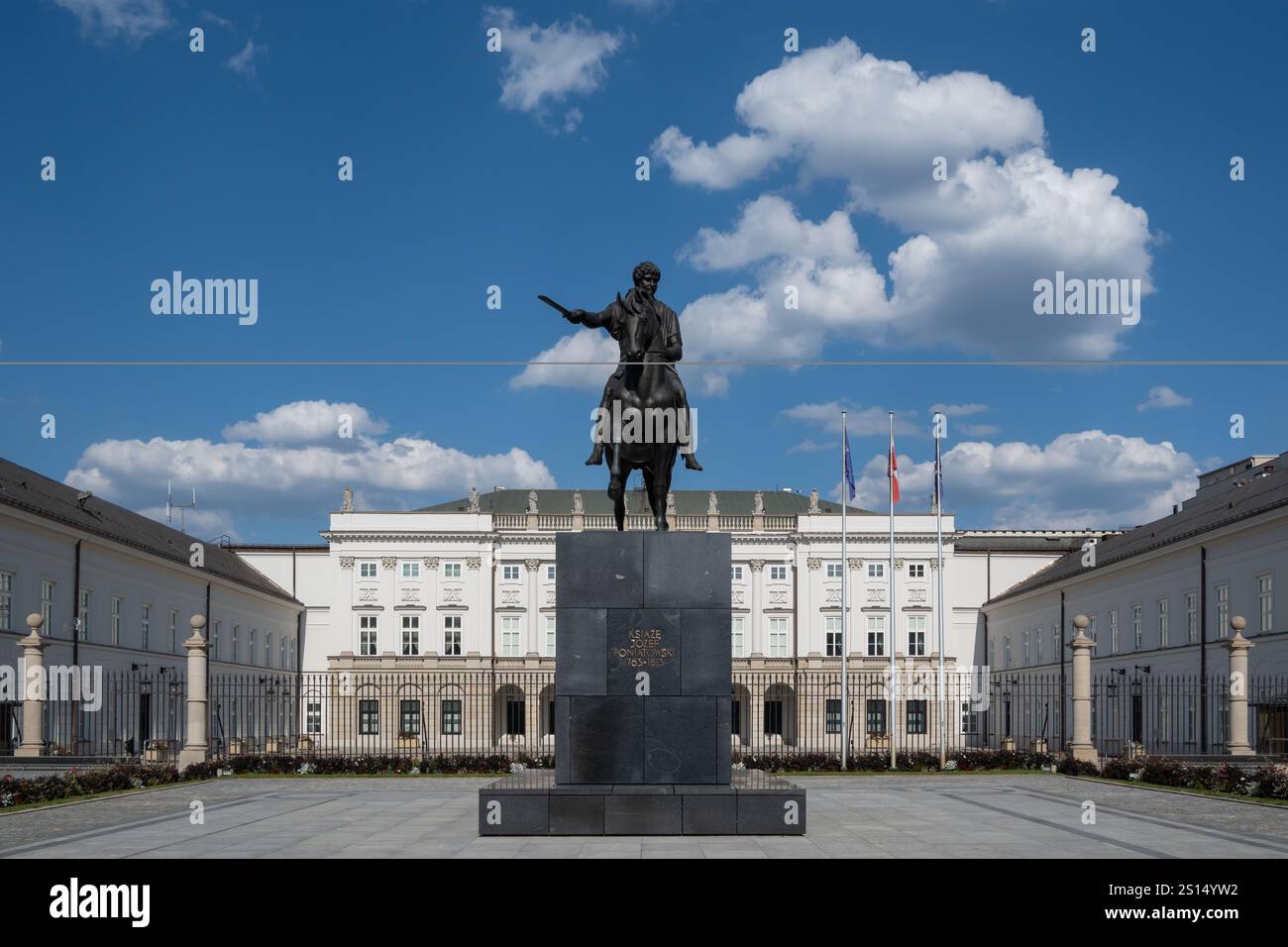 Warsaw, Poland. 17th Aug, 2025. View of a statue on the Presidential