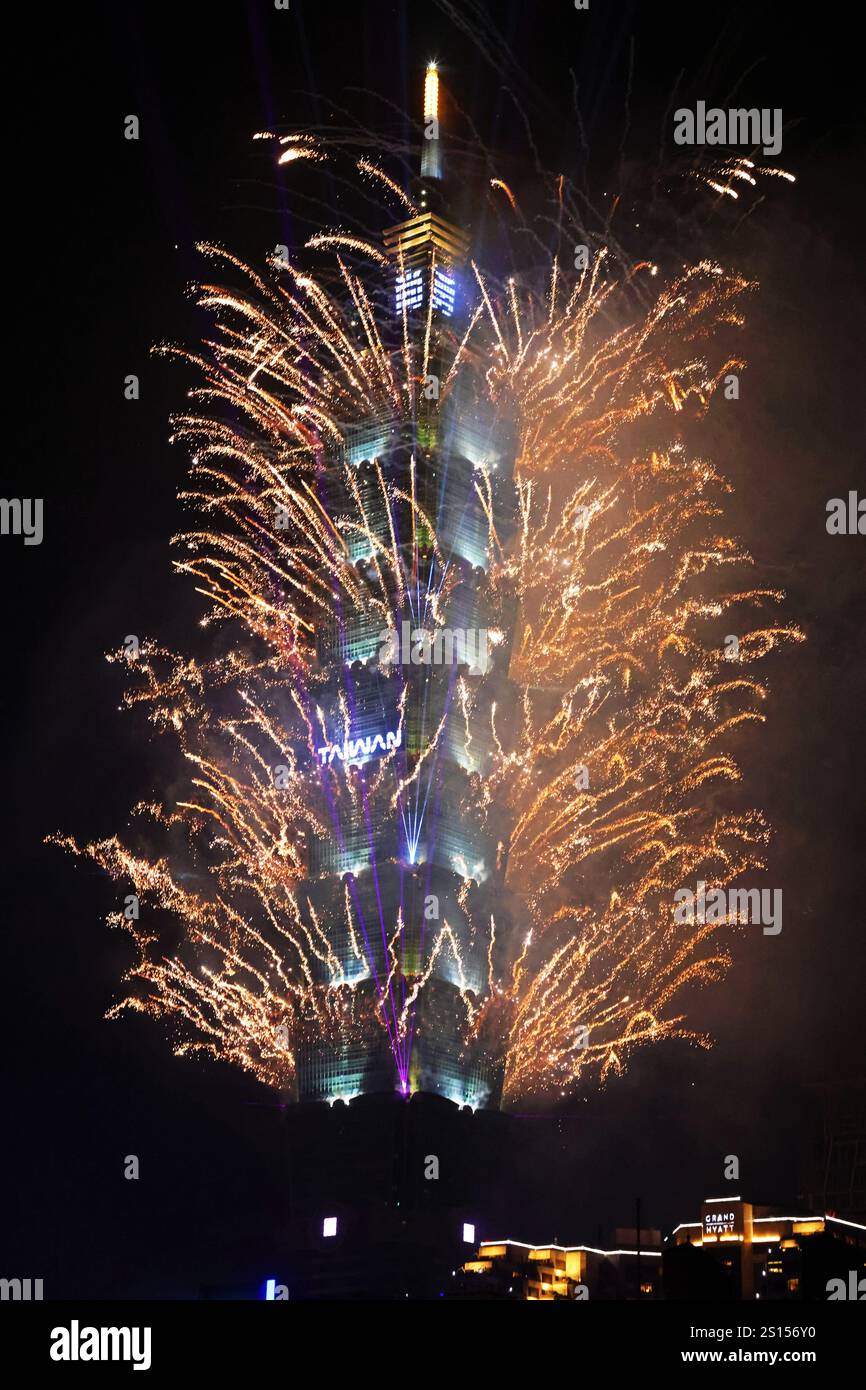Taipei, Taiwan. 1st January 2025. New Year Fireworks 2025 at Taipei 101