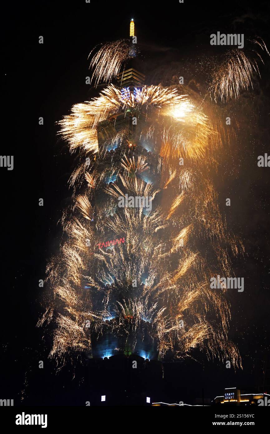 Taipei, Taiwan. 1st January 2025. New Year Fireworks 2025 at Taipei 101