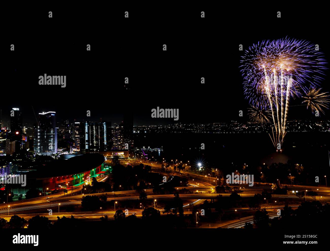 (241231) PERTH, Dec. 31, 2024 (Xinhua) Fireworks explode to