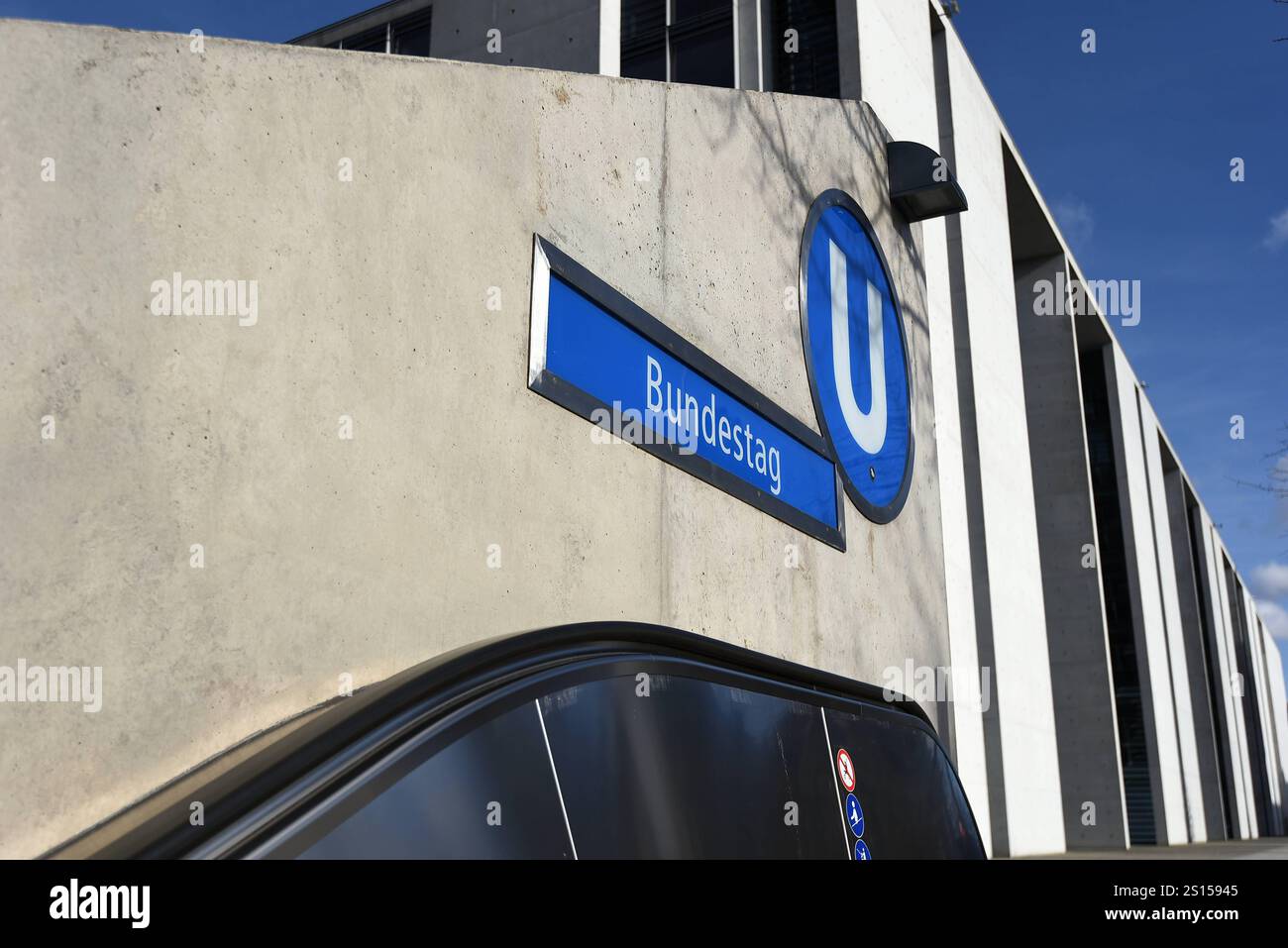 U-Bahn-Schild am Eingang zur U5 am Bundestag, Paul-Löbe-Haus. Eingang ...